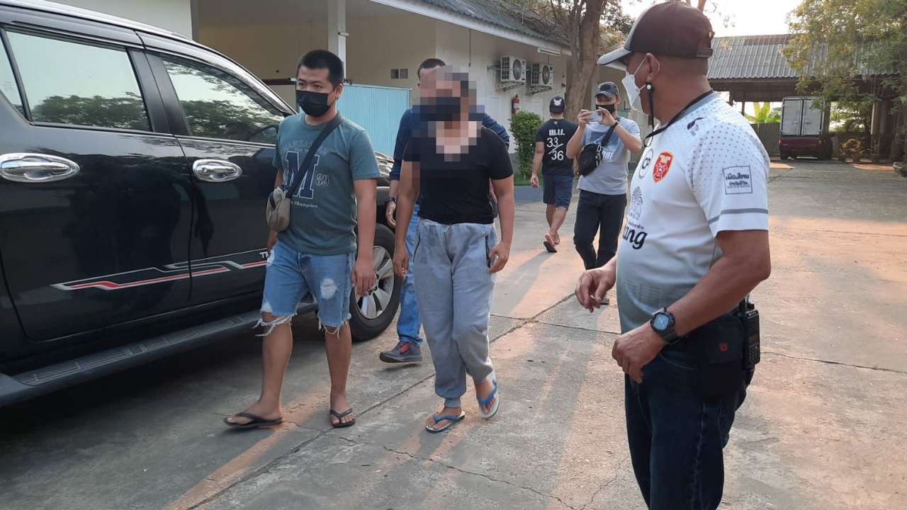 ชุดสืบสวน สภ.ท่ายาง สนธิกำลังจับ สาว 37 ปีผู้ต้องหาคดีพยายามฆ่าแล้วหลบหนี