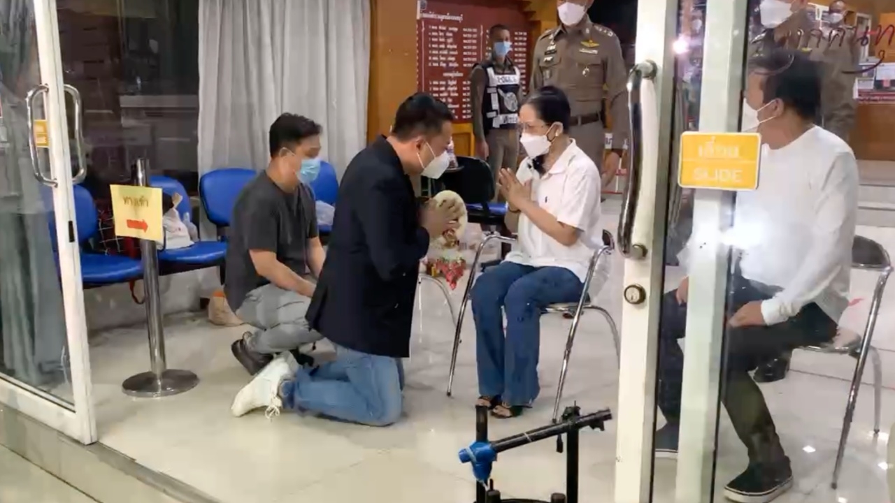 "ไฮโซปอ-โรเบิร์ต" กราบเท้าขอโทษ แม่แตงโม ขอดูแลเป็นลูกอีกคน (คลิป)