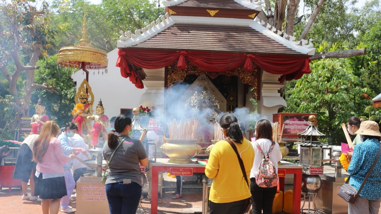 คอหวยเดินทางมาไหว้ขอพร "ท้าวเวสสุวรรณ" ที่ "ม่อนกุเวร" เชื่อจะมีโชค