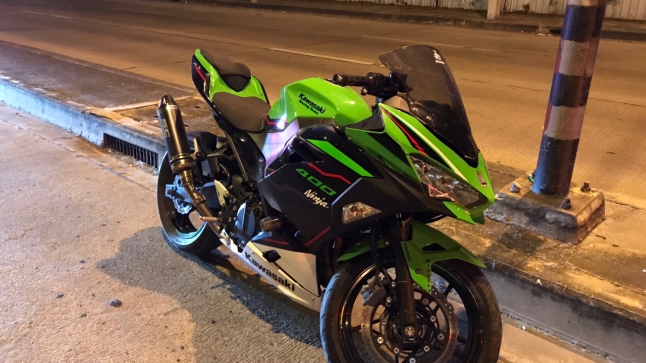 หนุ่มซิ่งบิ๊กไบค์ พุ่งซัดเกาะกลางถนน ถูกรถไม่ทราบชนิดทับร่างซ้ำ ดับคาที่