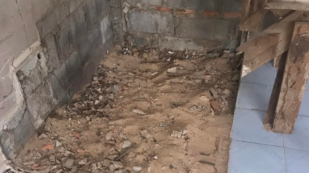 ผงะ รีโนเวทบ้านมือสอง เจอกางเกงในเปื้อนเลือด 12 ตัว ฝังใต้บันได