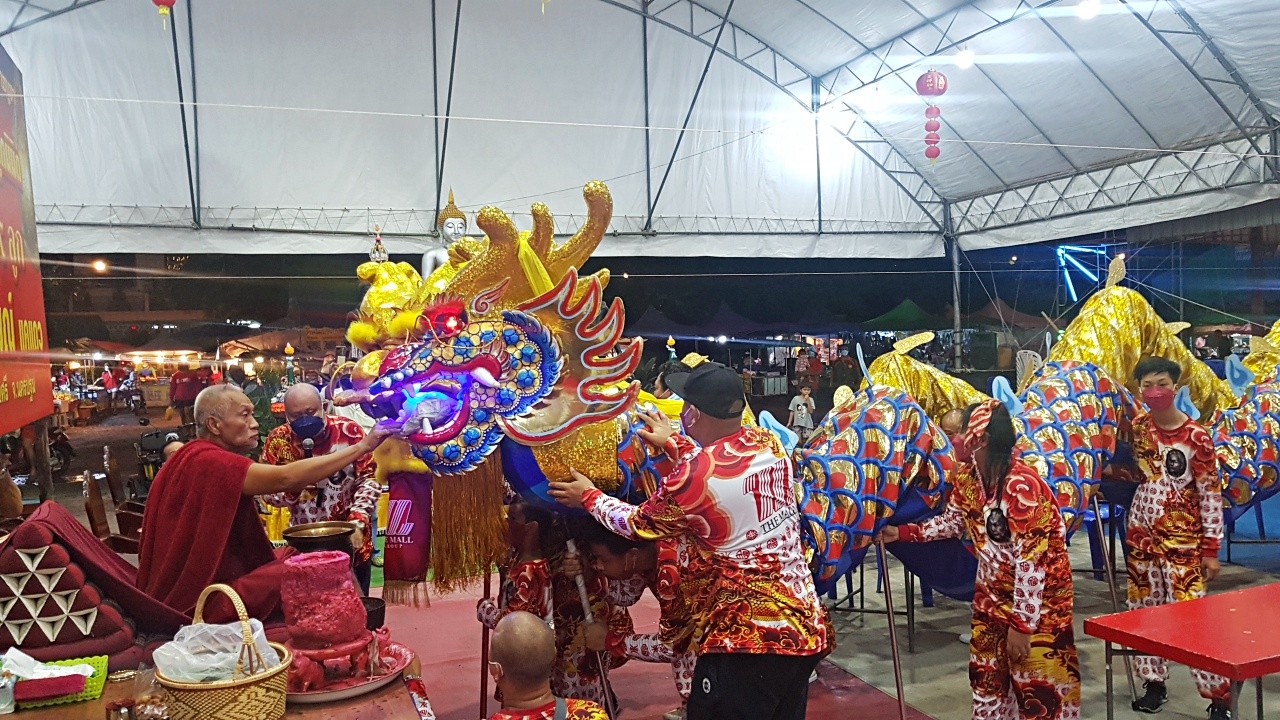 ตลกดังนำคณะสิงโต แสดงโชว์ที่วัดดัง คอหวยขอส่อง "เลขเด็ด" หางประทัดลุ้นโชค