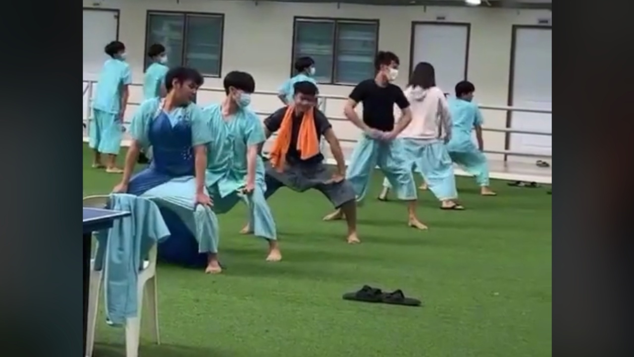 ปังไม่ไหว เมื่อสาวสองติดโควิด เปลี่ยนโรงพยาบาลสนาม เป็นเวทีหมอลำ (คลิป)