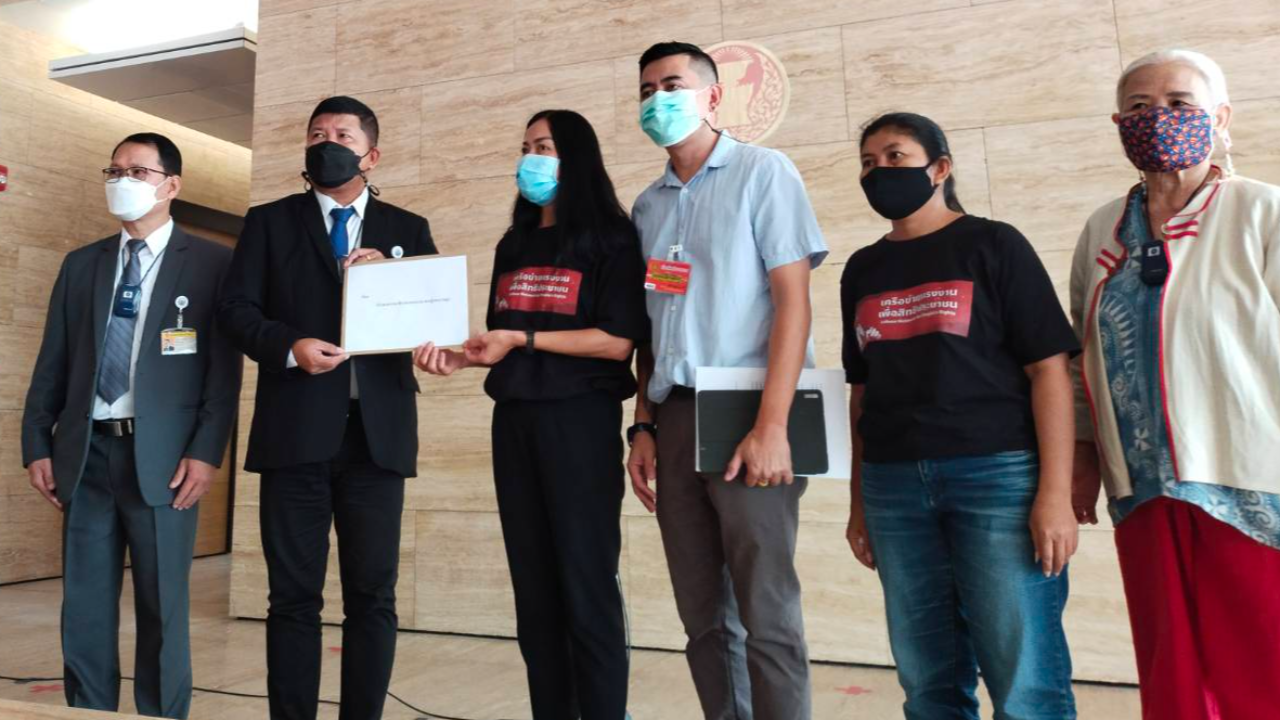 เครือข่ายแรงงานฯ บุกสภา ยื่น จี้ กำหนดวันเลือกตั้ง "บอร์ด สปส." มิ.ย.นี้