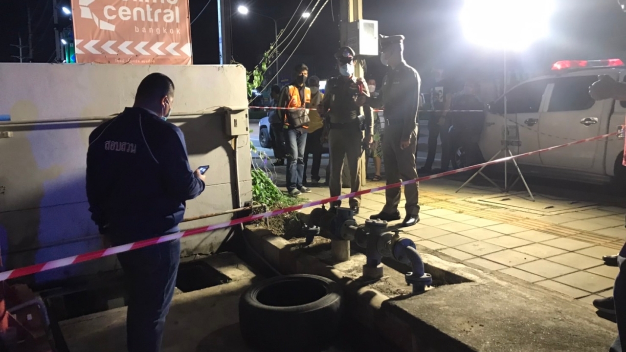 โชเฟอร์แท็กซี่เมา ฉี่ลงท่อระบายน้ำทิ้งในปั๊มน้ำมัน แต่พลาดตกลงไปตาย