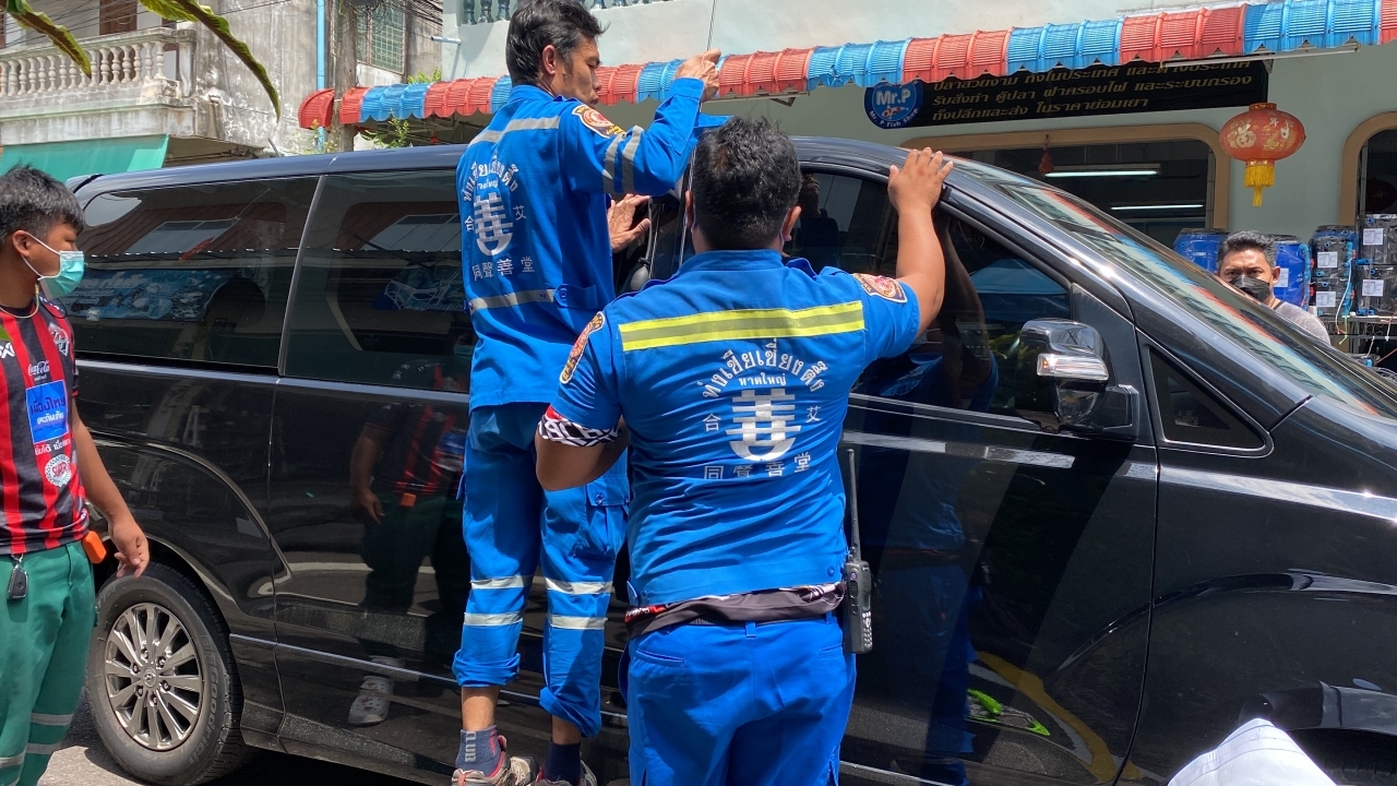 ช่วยระทึก เด็ก 1 ขวบติดในรถกลางแดด คุณพ่อลืมกุญแจ รถล็อกอัตโนมัติ