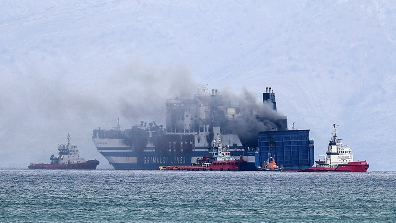 พบรอดชีวิตเพิ่ม 1 ราย 2 วันหลังไฟไหม้เรือเฟอร์รี่กรีซ เร่งหาอีก 11 คน