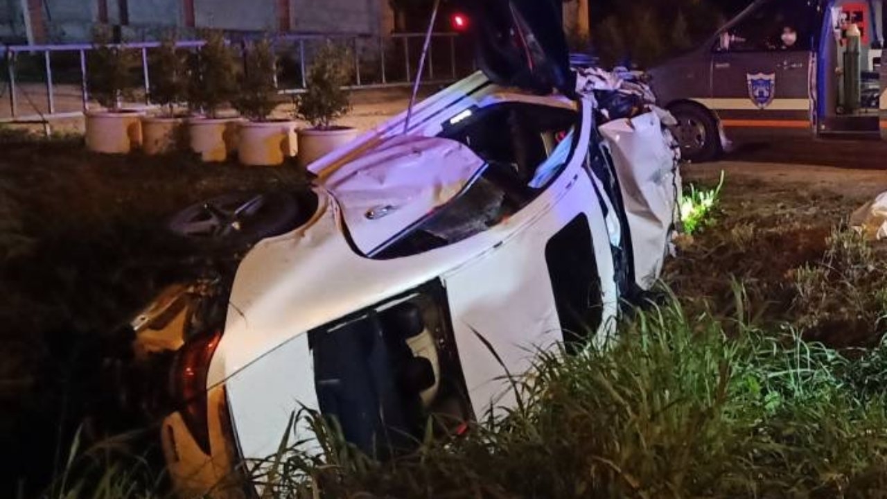 หนุ่มนักการตลาดดัง ขับรถเบนซ์ตกถนนบายพาสเลี่ยงเมืองกาญจน์ ชนท่อดับคาที่