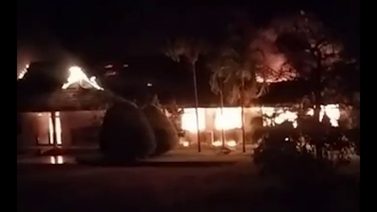 ไฟไหม้สำนักงาน อบต.โคกกลาง วอดทั้งหลัง รับรถดับเพลิงมีใกล้แต่คุมไม่ไหว