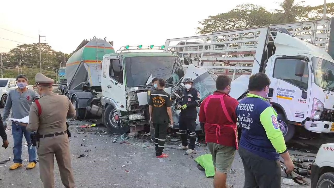 รถปูนลงเนินทับกวางเบรกไม่อยู่ ชน 11 คันตาย 1 เจ็บ 3 ทำมิตรภาพติด 5 กม.