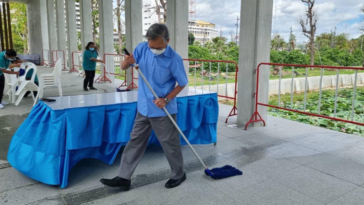 "เทพไท" เผยภาพ "ชวน" ถูพื้นอาคารรัฐสภา บอกแปลกใจทำไมต้องมาทำเอง