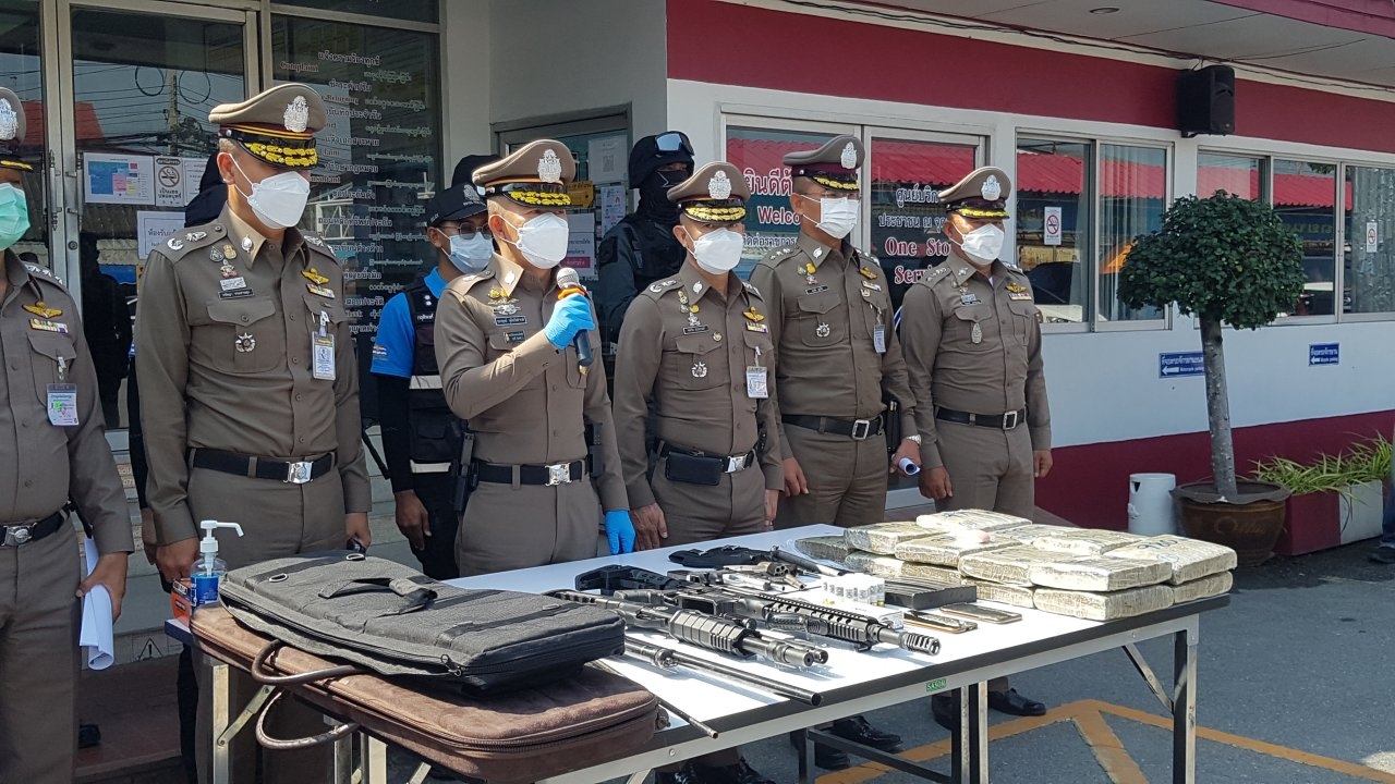 ตำรวจภาค 7 รวบแก๊งค้ายาบ้า ยิงปืนขึ้นฟ้ากลางดึก ข่มขู่ชาวบ้านที่นครปฐม