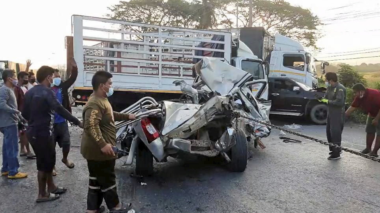 รถปูนลงเนิน อัดกระบะดับ อีกราย "18 ล้อ" ชนวินาศ 7 คัน