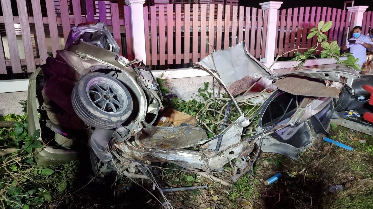 เก๋งพลิกคว่ำอัดต้นไม้ยับที่บ้านแพ้ว พ่อตายลูกสาว 8 ขวบ รอดราวปาฏิหาริย์