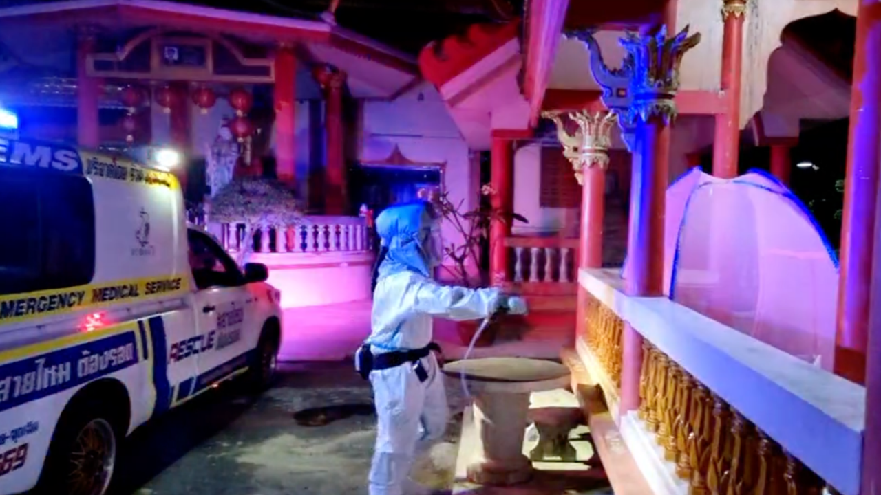 เพจอาสา เผยภาพหดหู่ใจ ผู้ป่วยโควิด นอนข้างสะพานลอย-ศาลาวัด