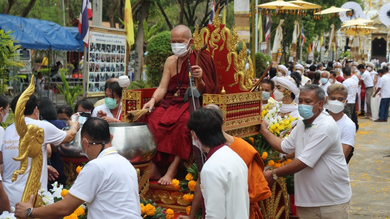 คลื่นศรัทธาแห่รอใส่บาตร "ครูบาน้อย" ออกนิโรธกรรม 3 วัน หวังรับโชคใหญ่