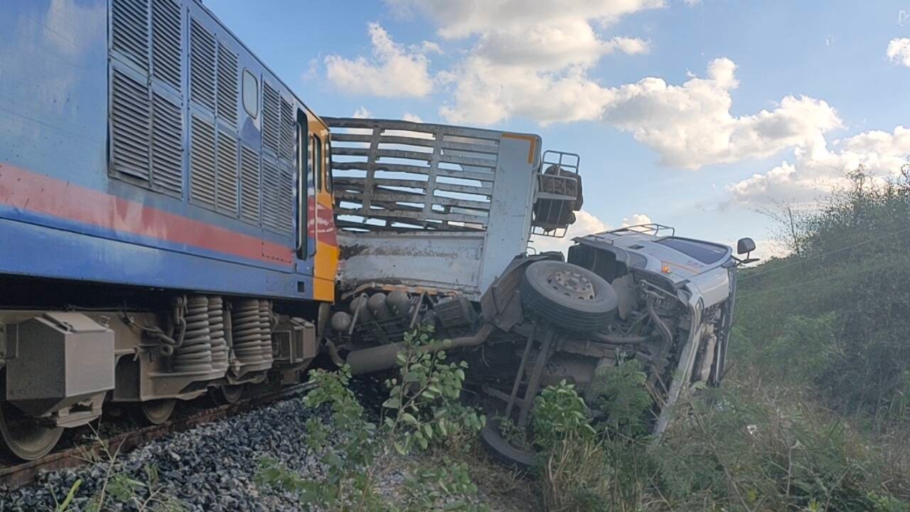 รถไฟนำเที่ยวชนสนั่นรถพ่วง ข้ามทางตัดหน้าที่แก่งคอย บาดเจ็บ 3