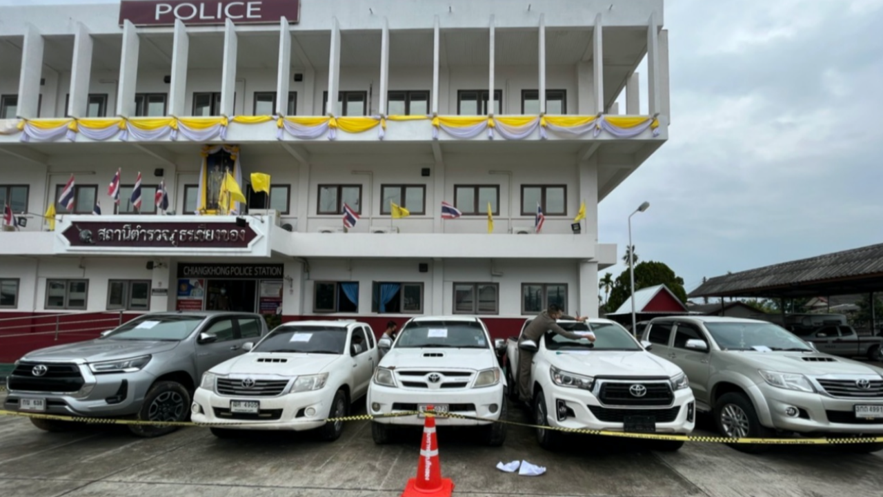 ยึดปิกอัพ 5 คัน จอดรอส่งข้ามแดนที่ อ.เชียงของ 