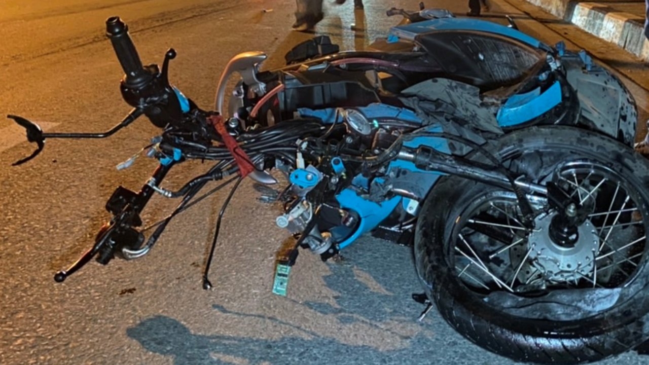 ลุงวัย 56 จยย.แซงไม่พ้นชนรถเก๋งที่สวนมายับ ลากไกล 200 ม.ดับ ที่เกาะสมุย