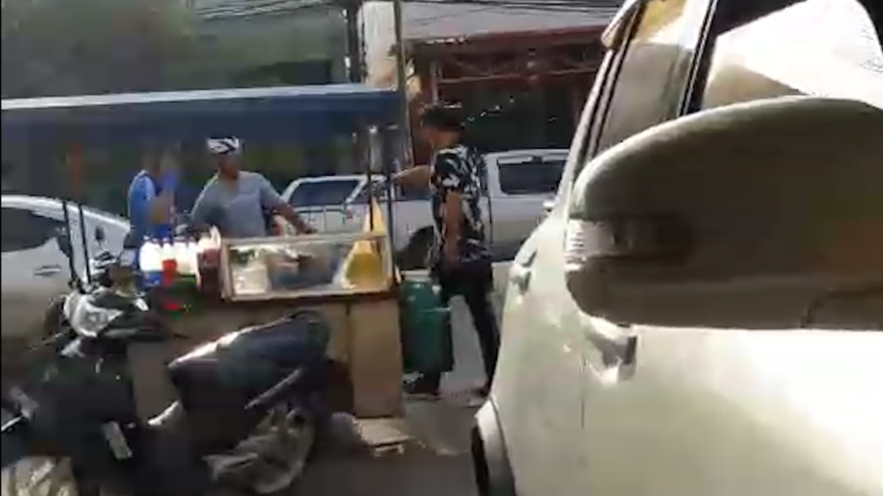 ชายหัวร้อน ชักปืนขู่จักรยาน ตำรวจพาเคลียร์โรงพัก เงิบอีกฝ่ายเป็น ตร.