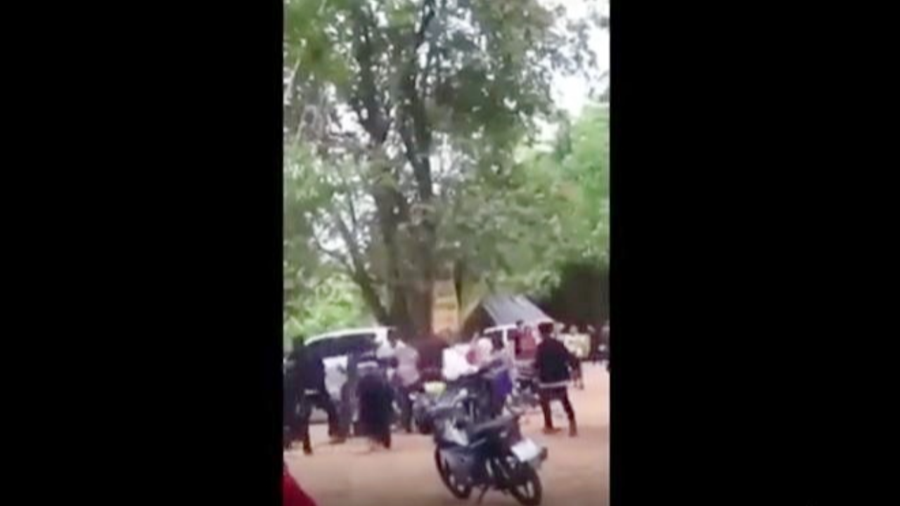 "ตีกันเดือด" โจ๋ร้อยเอ็ดบุกตะลุมบอนอริ คาร้านอาหารริมน้ำชี เจ็บ 1