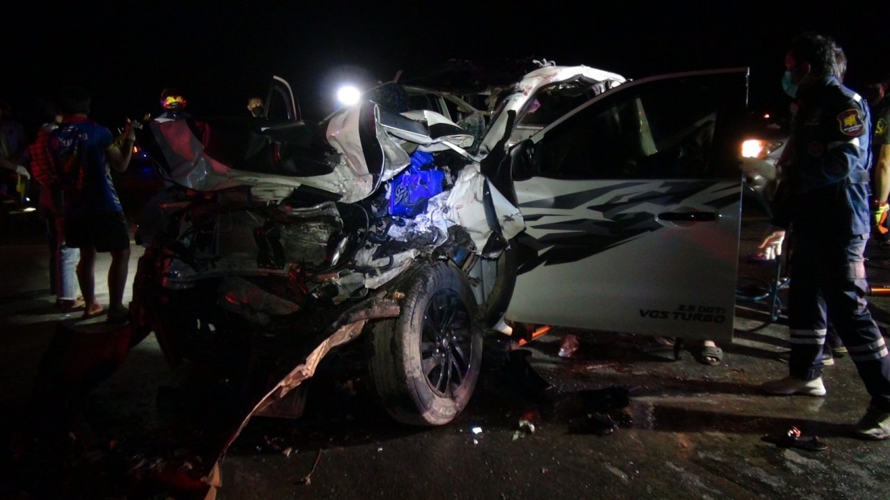 กระบะคนงานต่างด้าวชนท้ายพ่วงบรรทุกไม้ยูคาฯ ที่ปราจีนบุรี ตาย 4 สาหัส 4