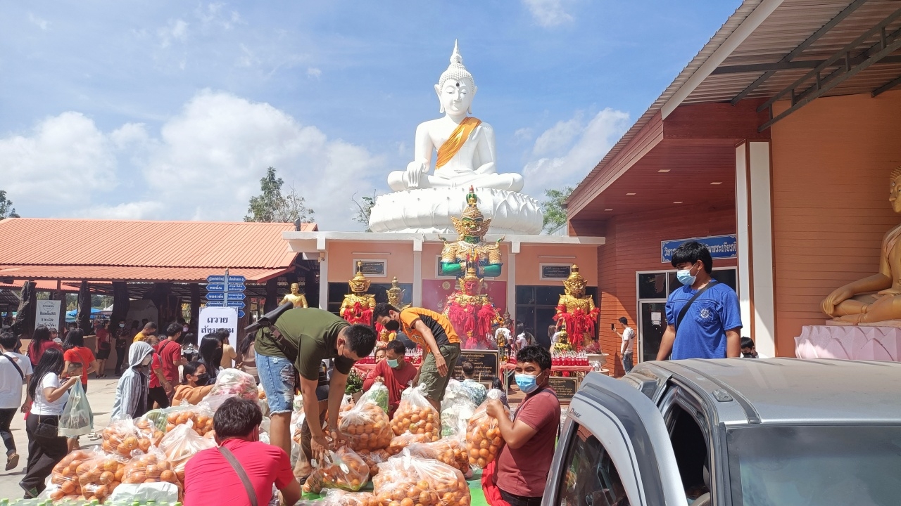 "ท้าวเวสสุวรรณ" วัดสมานมิตร ให้โชคสาวดวงเฮง ถูกลอตเตอรี่รางวัลที่ 1