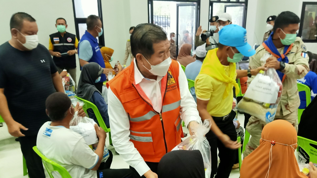 รมช.มหาดไทย รุดให้กำลังใจ ชาวบ้าน จ.นราธิวาส หลังน้ำท่วมหนัก 2 อำเภอ