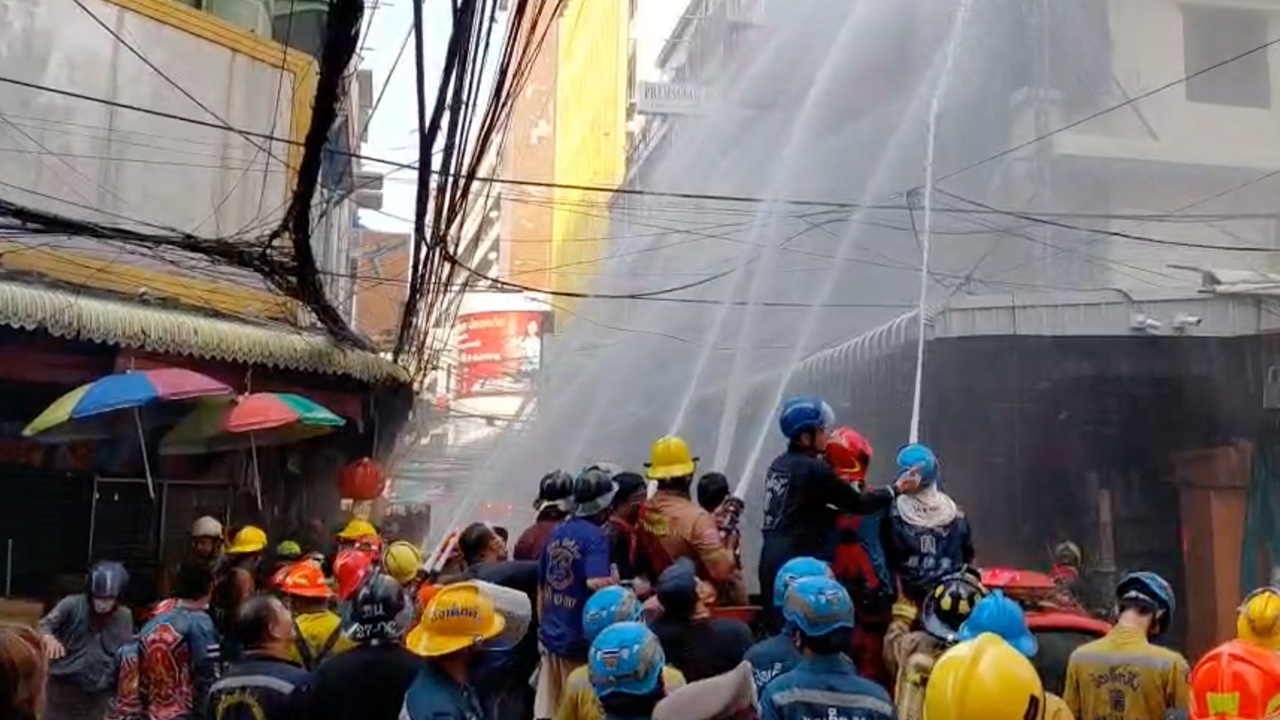 ด่วน! ไฟไหม้ย่านสำเพ็ง เพลิงโหมลุกรุนแรง ปชช.วิ่งหนีตายอลหม่าน