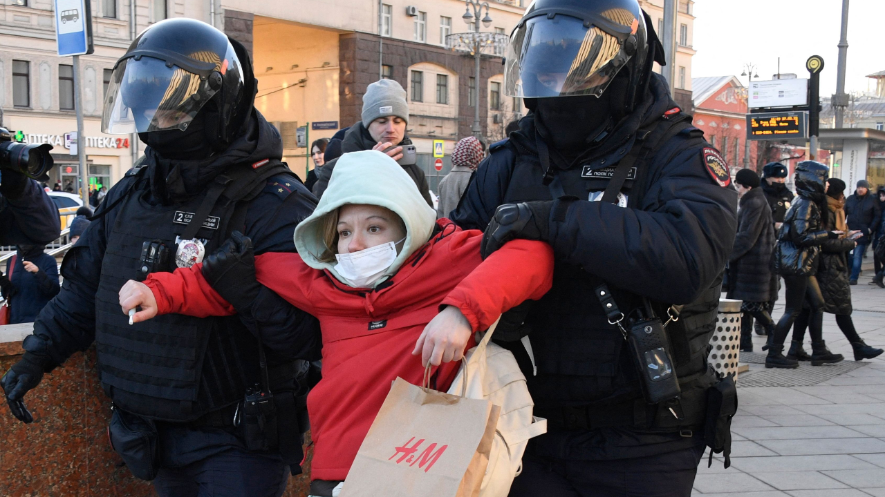 ตร.รัสเซีย กวาดจับผู้ประท้วงต่อต้านสงคราม รวมแล้วกว่า 5,000 คน