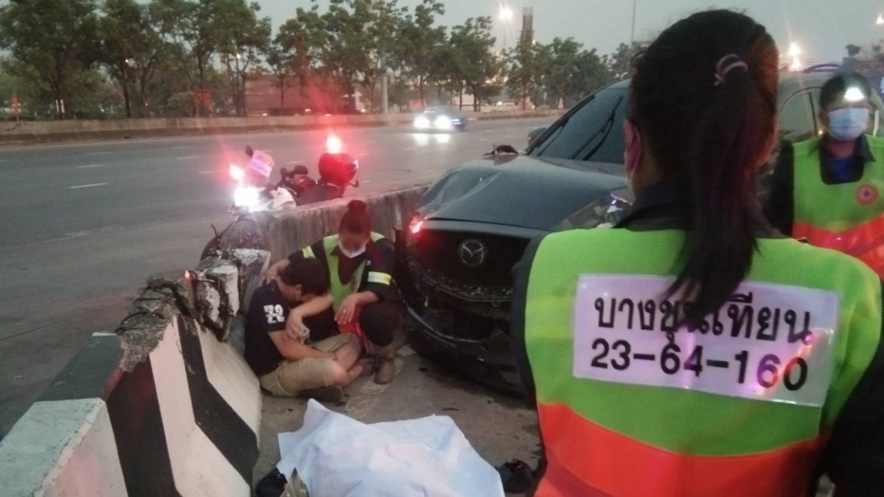 วิศวกรซิ่งเก๋งทะลุเสากั้นด่านจ่ายเงินทางด่วน ชนพนักงานกวาดขยะดับ 