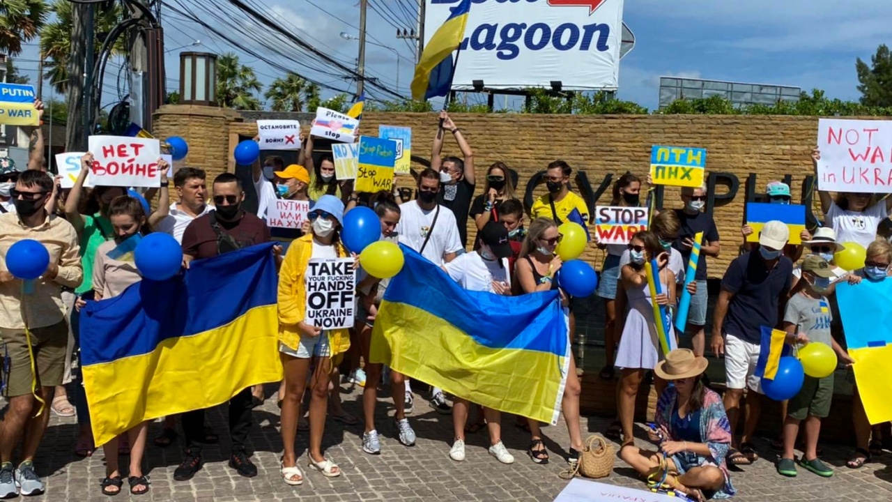 นทท.ยูเครน-รัสเซีย รวมตัวเรียกร้องให้ยุติสงคราม ฆ่าคนบริสุทธิ์