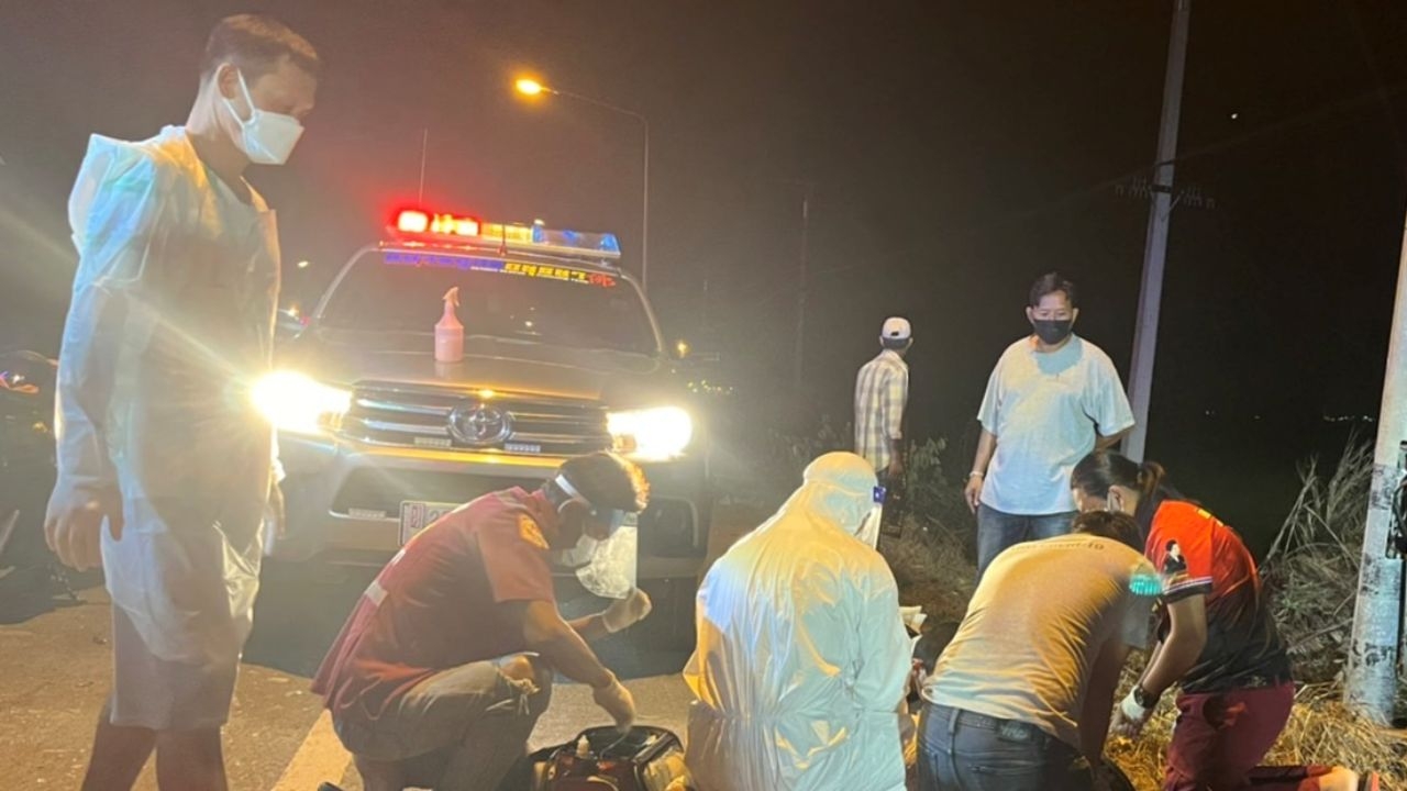 หนุ่มขี่บิ๊กไบค์ BMW ชนท้ายรถบัสรับส่งพนักงาน ตายคาถนนที่ อ.เสนา 