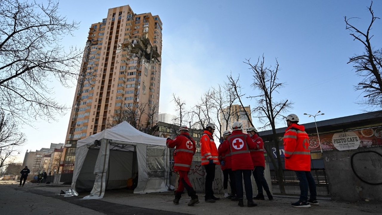 จรวดโดนอพาร์ตเมนต์กรุงเคียฟดับ 2 ศพ-มอสโกสั่งบุกต่อทุกทิศทาง