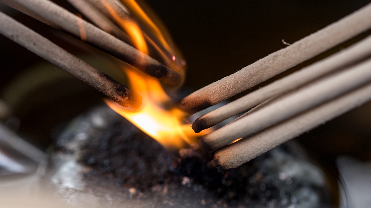 เปิดวิธีไหว้เทพ หมอปลายไขสงสัย 'ทำไมต้องจุดธูป' 