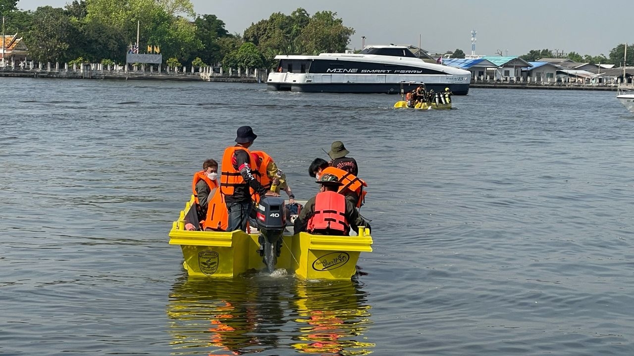ประดาน้ำกู้ภัยรวมกว่า 20 คนแบ่งทีม ต่อตัวกางแขนลงดำค้นหา แตงโม นิดา 