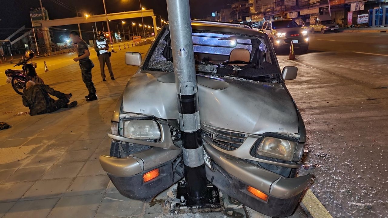 3 ทหารบกจะมาซ้อมคอบร้าโกลด์ หลับในกระบะชนเสาไฟ ที่สัตหีบเจ็บทั้งคัน