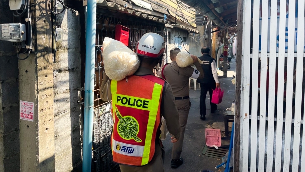 สว.จร.พหลโยธิน รุดช่วยเหลือครอบครัวเด็กเช็ดกระจกรถ แยกรัชดา-ลาดพร้าว