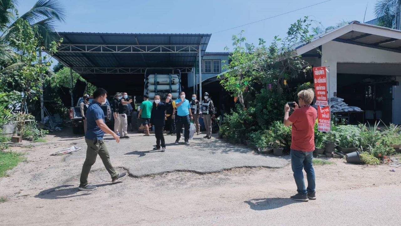 ตำรวจชุดสืบคดียิงนายก อบต.มาที่บางละมุง ตรวจค้นอู่เป้าหมายหารถคันก่อเหตุ