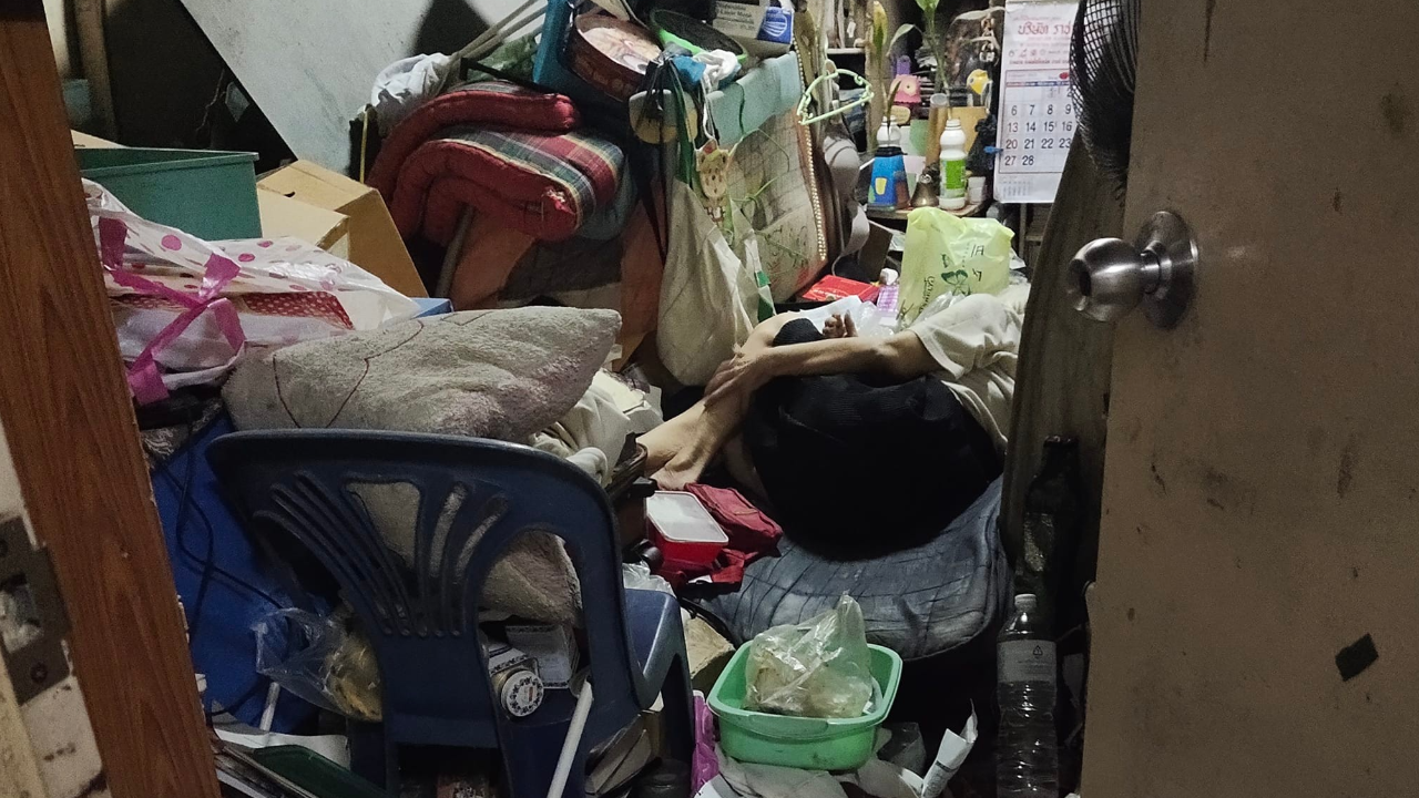 ช่วยเหลือแล้ว ยายนอนบนกองขยะ พบมีเงินฝากนับล้าน เคยทำงานสถานทูตญี่ปุ่น