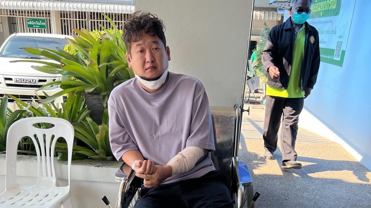 ยูทูบเบอร์ดัง แชร์คลิปเป็นอุทาหรณ์ วิ่งชนกระจกเจ็บหนัก (คลิป)