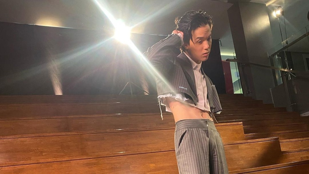 เจมส์ ธีรดนย์ โชว์แฟชั่นเก๋ๆ อวดเอว 24 นิ้ว เพื่อนดาราแห่คอมเมนต์