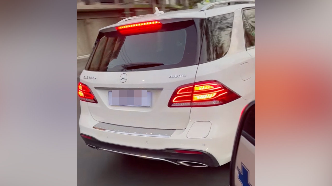 เบนซ์หัวร้อน ขับปาดรถพยาบาล สั่งให้ปิดไซเรน อ้างแสบตา (คลิป)