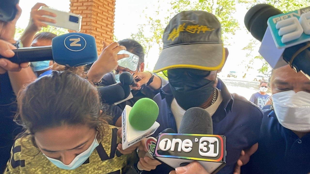 จ่อหมายจับอีก 2 ถล่มนายกศร กุมารดำโผล่มอบตัว ประสพโชคปัดเอี่ยว