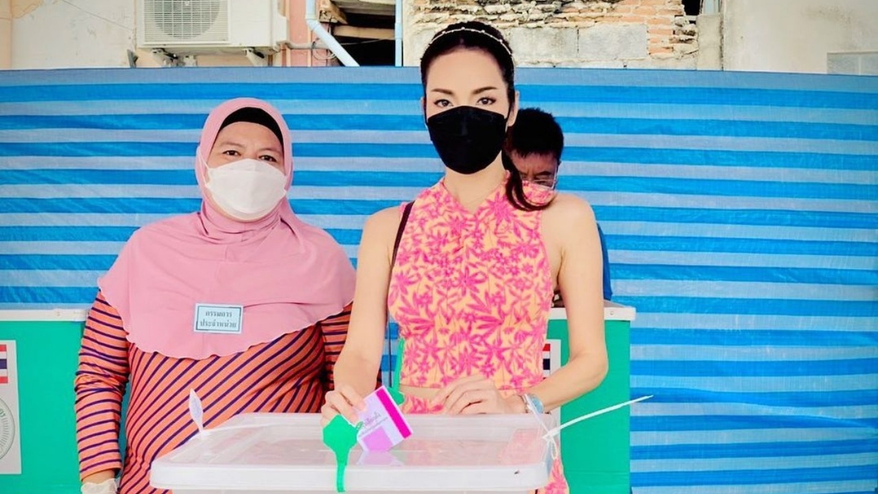 ในวันที่ประชาธิปไตยเบ่งบาน อ๋อม สกาวใจ ไปใช้สิทธิ์แต่เช้าตรู่ 