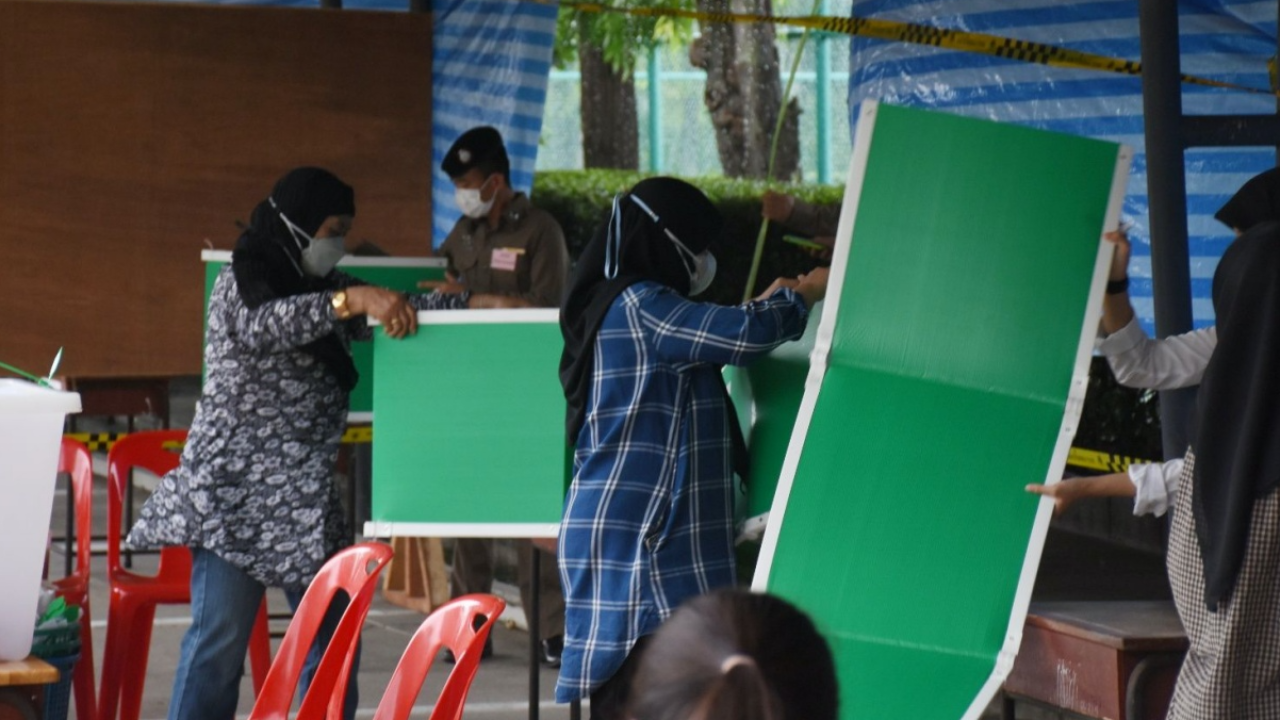 ฝนมาแล้ว ถล่มคูหาเลือกตั้งเขตสวนหลวงกระจาย เตือนบ่ายถึงค่ำจะตกหนัก