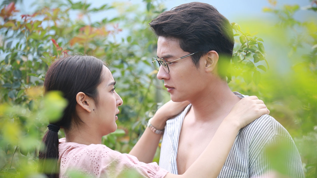 "เพื่อน" เขิน ถูก "ชิปปี้" ปลดกระดุม ใจเต้นแรงเหมือนคนคุ้นเคย ใน "รตีลวง"