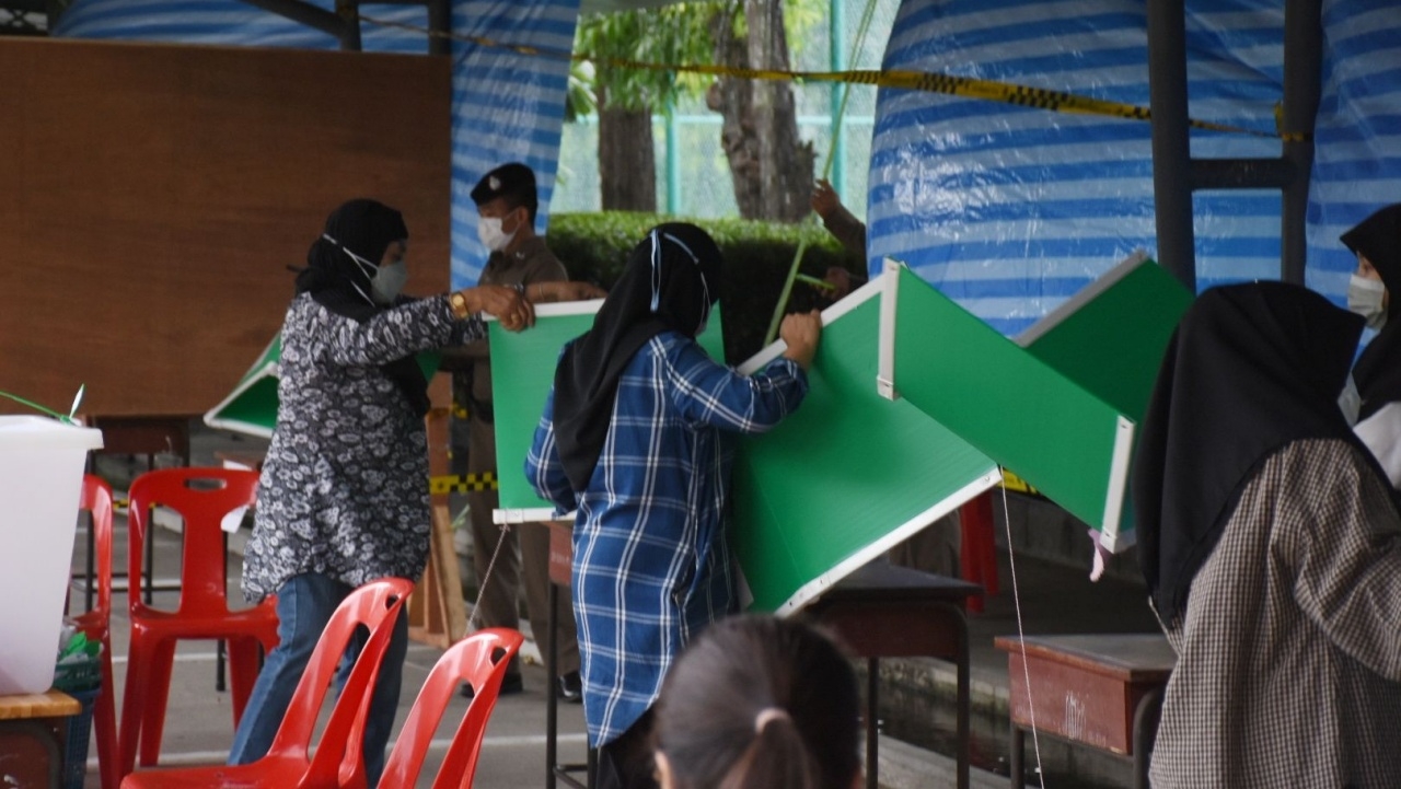 ฝนชุ่มฉ่ำ รับเลือกตั้งผู้ว่าฯ กทม. คนยังทยอยเดินทางใช้สิทธิ์