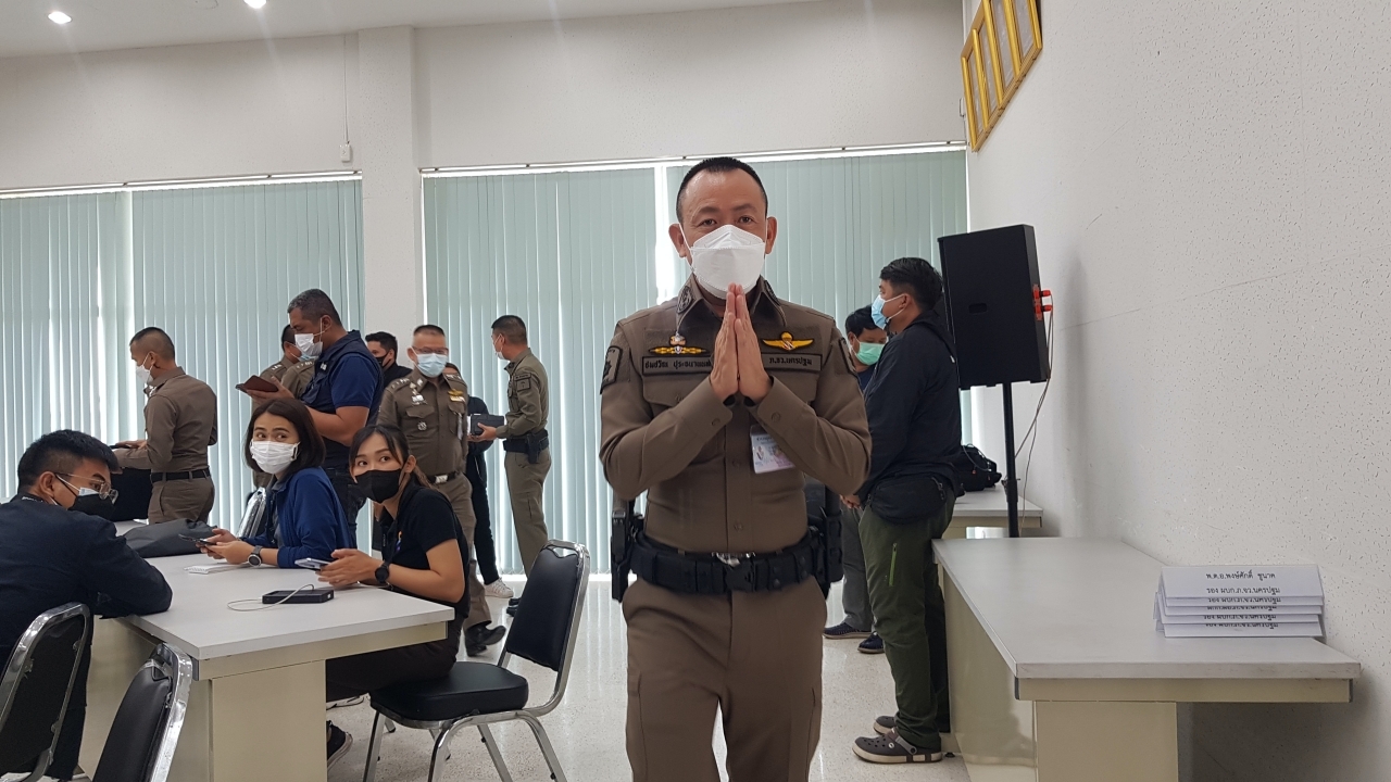 ผู้การนครปฐม แถลงขอโทษสังคม เสียใจคลิปตำรวจ สภ.สามพราน ใช้ความรุนแรง