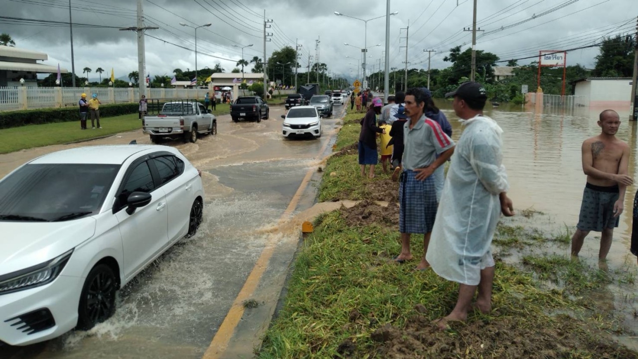 น้ำท่วมจอมทอง ชาวข่วงเปาขนข้าวของหนีมาอยู่บนถนน หลังอ่างเก็บน้ำล้นสปิลเวย์